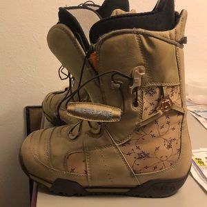 Women’s Burton Emerald Snowboarding Boots - Size 9